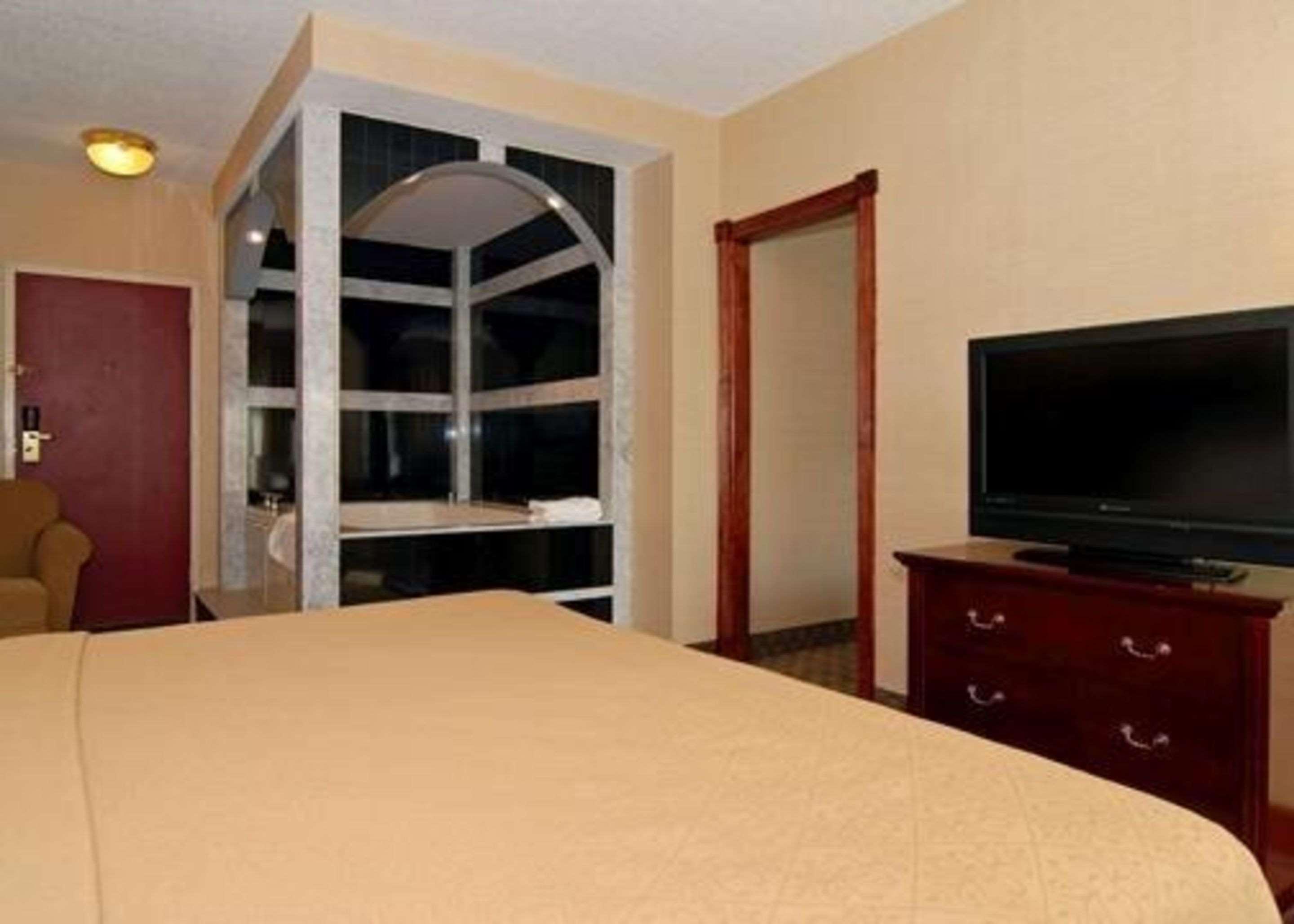 Quality Inn & Suites Bensalem Exterior foto